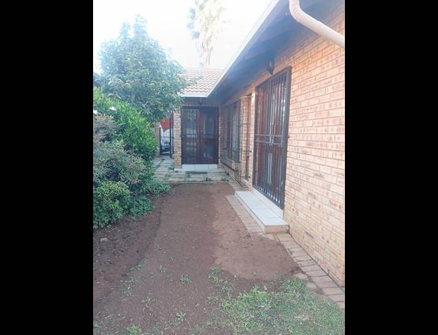 3 BEDROOM TOWNHOUSE FOR SALE IN GREENHILLS